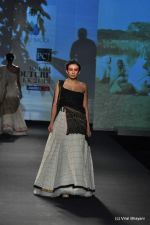 Model walk the ramp for Anju Modi show at PCJ Delhi Couture Week Day 3 on 10th Aug 2012 200 (20).JPG